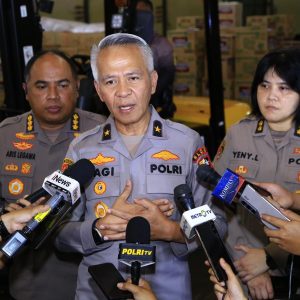 Slog Polri Percepat Distribusi Bantuan ke Tiga Provinsi Terdampak Bencana Melalui Jalur Udara dan Laut