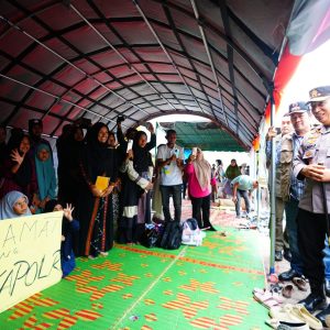 Tinjau Pengungsian di Aceh Tengah, Kapolri Tekankan Percepatan Perbaikan Akses hingga Distribusi Bantuan