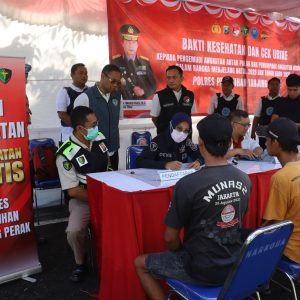 Polres Pelabuhan Tanjungperak Cek Kesehatan Gratis Pengemudi Angkutan Umum dan Ojol