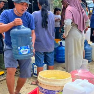 Polri Hadirkan Air Bersih Warga Terdampak Bencana Banjir di Sumatera