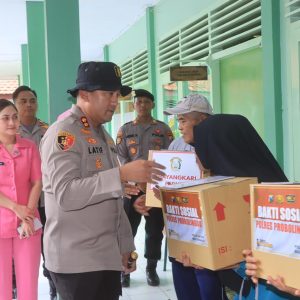 Kapolres Probolinggo Salurkan Bantuan untuk Warga Terdampak Banjir di Tiris