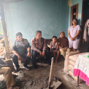 Polres Pasuruan Salurkan Bansos untuk Warga Terdampak Sambaran Petir di Desa Cowek