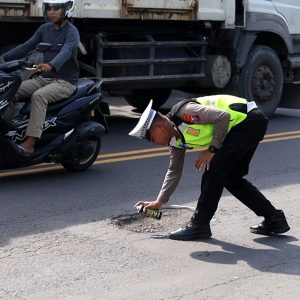 Jelang Nataru, Polres Gresik Tandai Jalan Berlubang Untuk Keselamatan Pengendara