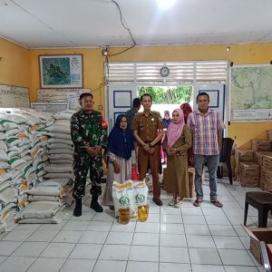 Penyaluran Bantuan Beras Dan Minyak Goreng Di Kelurahan Mangallekana