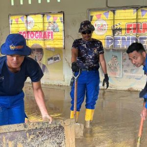 Korpolairud Baharkam Polri Lakukan Normalisasi Sekolah Terdampak Lumpur di Padang Pariaman