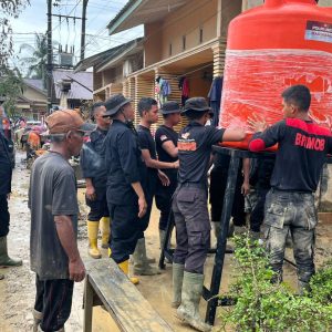 Polri Salurkan 627 Tandon Air Bersih untuk Warga Terdampak Bencana, Salah Satunya di Aceh Tamiang
