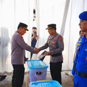 Wujud Empati, Kapolri Beri Bantuan kepada Anggota Polri Korban Bencana di Sumbar