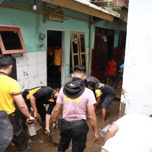 Polres Jember Terjunkan Personel Bantu Warga Terdampak Banjir