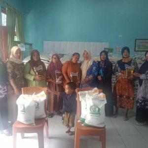 Penyaluran Bantuan Beras Dan Minyak Goreng Di Kelurahan Labakkang