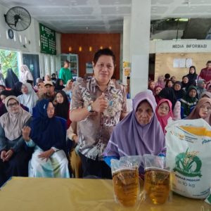 Penyaluran Bantuan Beras Dan Minyak Goreng Di Kelurahan Samalewa
