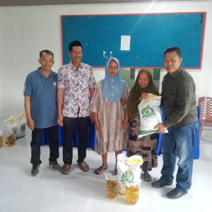 Penyaluran Bantuan Beras Dan Minyak Goreng Di Desa Taraweang