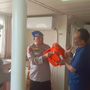 Pastikan Penumpang Aman Selama Nataru, Satpolairud Polres Gresik Cek Kelayakan Kapal