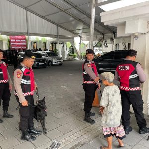 Ops Lilin Semeru Polda Jatim Libatkan Unit K9 Ditsamapta Laksanakan Patroli dan Sterilisasi Gereja