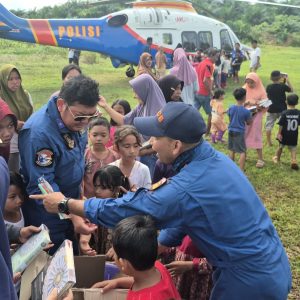 Pilot dan Kru Helikopter Salurkan Amanah Al-Qur’an untuk Anak-Anak Terdampak Banjir di Aceh Tamiang