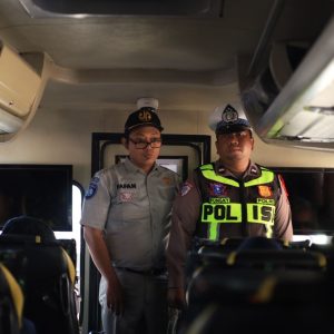 Pastikan Keselamatan Nataru, Polres Gresik Gelar Rampcheck dan Tes Urine Driver Angkutan Umum