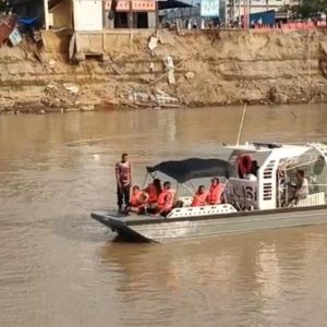 Polri Siagakan Swam Boat di Kutablang Bireuen, Bantu Mobilitas Warga Pascabencana