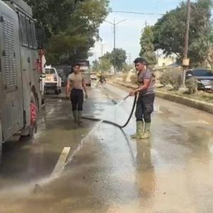 Minimalisir Debu Pasca Banjir, Polri Lakukan Pembersihan dan Penyiraman Jalan Protokol Aceh Tamiang