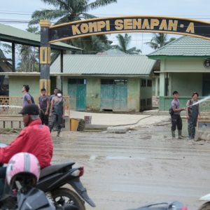 Polri Bantu Kuras Air Yang Merendam Kompi Senapan A Yonif 111/Karma Bakti, Aceh Tamiang