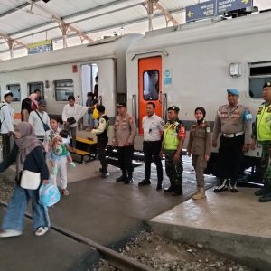 Polres Pasuruan Pantau Arus KA di Bangil, Libur Nataru 2025 Volume Penumpang Turun