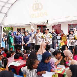 Kapolri Salurkan 1000 paket Sembako Untuk Warga di Nganjuk