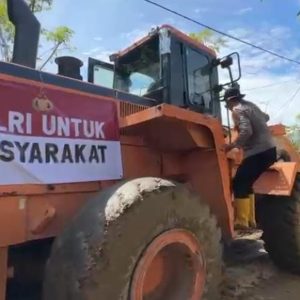 Kapolri Bantu Alat Berat untuk Percepat Pemulihan Jalan, Fasilitas Umum dan Rumah Warga Pasca banjir di Kab. Pidie