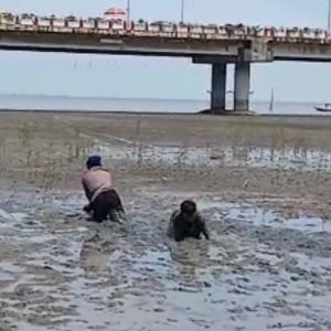 Respons Cepat Dit Polairud Polda Jatim Selamatkan Dua Anak Terjebak Lumpur di Wisata Kenjeran