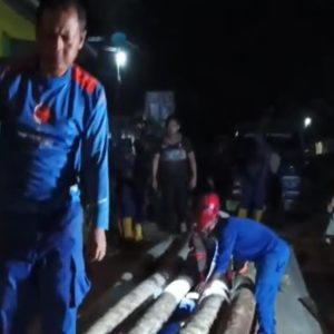 Tim SAR Korpolairud Bangun Jembatan Sementara di Korong Maranci, Padang Pariaman