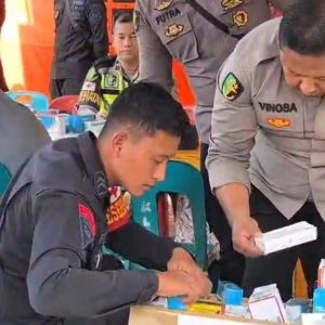 Dari Posko hingga Pintu Rumah, Polri Hadir Pastikan Layanan Kesehatan Warga Terdampak Bencana di Kala Segi Aceh Tengah