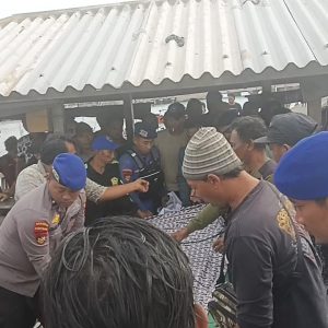 Nelayan Asal Lumpur Gresik Ditemukan Meninggal Dunia Mengapung, Satpolairud Polres Gresik Bantu Lakukan Evakuasi