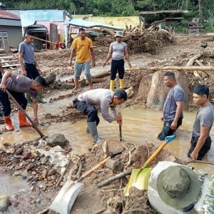 Gotong Royong Pascabanjir, Polri Pulihkan Drainase Tersumbat dan Gorong-gorong di Rusip Antara