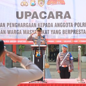 Kapolres Gresik Beri Penghargaan, Dedikasi Polisi dan Warga Jadi Teladan