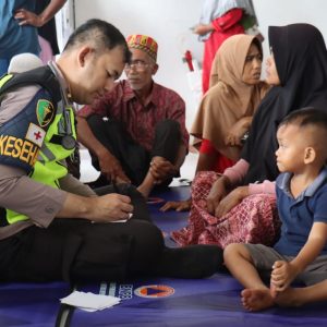 Sentuhan Kemanusiaan Polri, Layanan Kesehatan Pusdokkes Jangkau Warga Hingga Pelosok Aceh Terdampak Bencana
