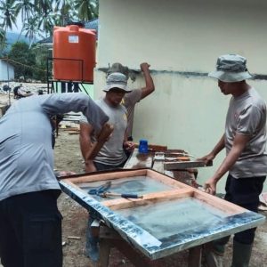 Brimob Hadirkan Sanitasi Layak bagi Korban Banjir di Desa Tolang Julu