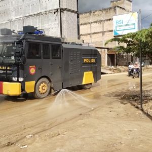 Water Cannon Disemprotkan di Jalan Lintas Aceh Selatan, Polri Minimalisir Debu Pasca Banjir
