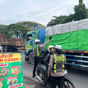 Tekan Pelanggaran Lalu Lintas, Satlantas Polres Gresik Turunkan Personel di Simpang Bunder