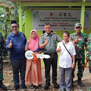 Koramil 1421-06/ Segeri Bersama BAZNAS Pangkep Resmikan Dan Serahkan Kunci Rumah RTLH Kepada Ibu Hamdana