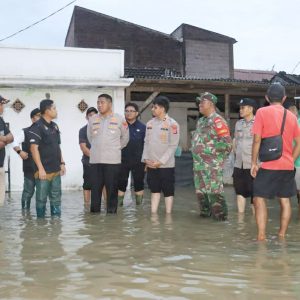 Kapolresta Tangerang Tinjau Banjir di Jayanti, Terjunkan Tim Medis dan Susuri Lokasi dengan Perahu Karet