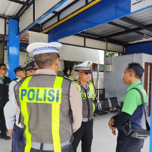 Tingkatkan Kamseltibcarlantas, Satlantas Polres Gresik Edukasi Driver Trans Jatim Lewat Polantas Menyapa