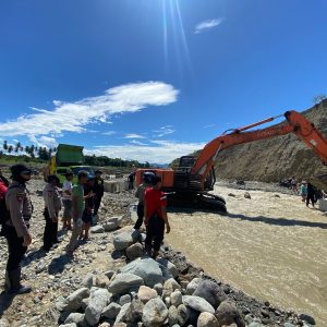 Polri-TNI Terus Lakukan Penanganan Banjir Donggala, Akses Jalan Mulai Dibuka dan Pembersihan Rumah Warga Digencarkan