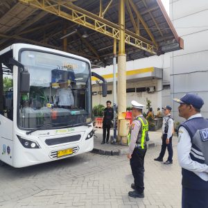 Satlantas Polres Gresik Sapa Driver dan Ramp Check Bus demi Keselamatan Penumpang