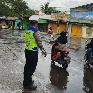 Kronjo Police Conduct Strong Point Traffic Control  Tangerang – The Kronjo Police