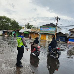 Kronjo Police Conduct Strong Point Traffic Control Operation