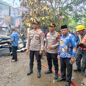 Bhabinkamtibmas Kelurahan Labakkang dan Personil Polsek Labakkang mendatangi TKP Kebakaran Rumah.