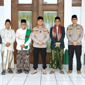 Usai Sholat Jumat, Kapolres Gresik Silaturahmi dengan Pengurus Masjid Agung Maulana Malik Ibrahim