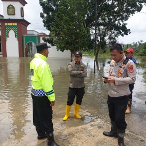 Banjir Rendam Akses Ponpes, Polsek Tigaraksa Evakuasi 80 Santri Al-Fattah   