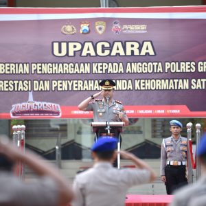 Kapolres Gresik Apresiasi Dedikasi Personel, 63 Anggota Terima Penghargaan dan Satyalancana