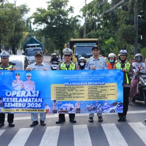 Satlantas Polres Gresik Gencarkan Edukasi Keselamatan, Pengguna Jalan Tertib Dapat Cokelat