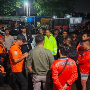 Polres Gresik bersama BPBD Bergerak Cepat Evakuasi Korban Terseret Selokan di Driyorejo Ditemukan Meninggal Dunia