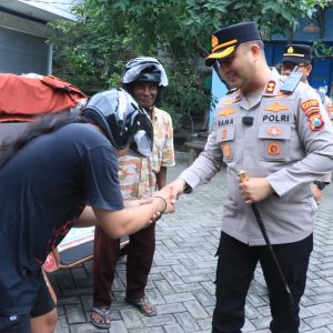 Aksi Humanis Operasi Keselamatan Semeru, Kapolres Gresik Bagikan Helm Gratis Pengemudi Becak Listrik