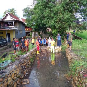 Kerja Bakti Pemerintah Kelurahan Labakkang dan Polsek Labakkang 